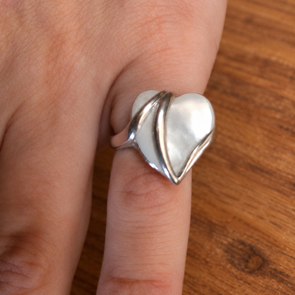 Mother of Pearl Heart Ring in 925 Silver – Size L